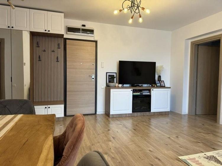Apartament cu 4 camere decomandat, mobilat în Băneasa