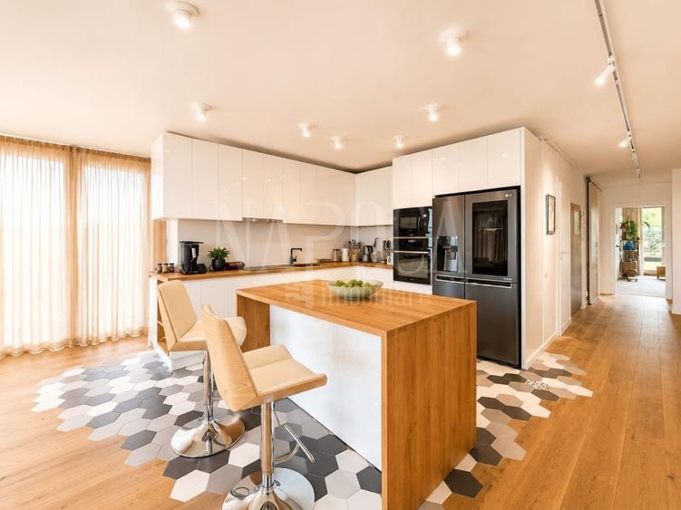 Penthouse cu 3 camere semidecomandat în Grigorescu