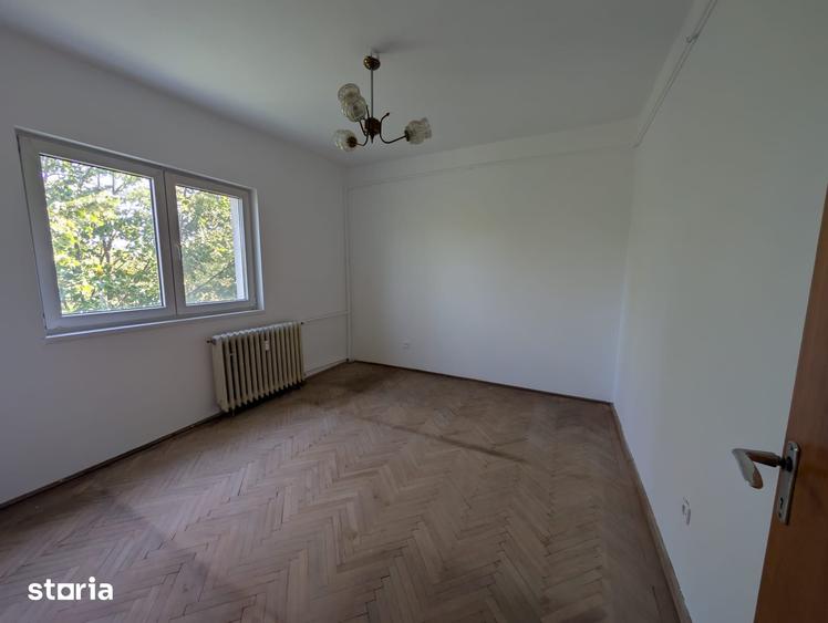 Apartament cu 3 camere semidecomandat în Nord