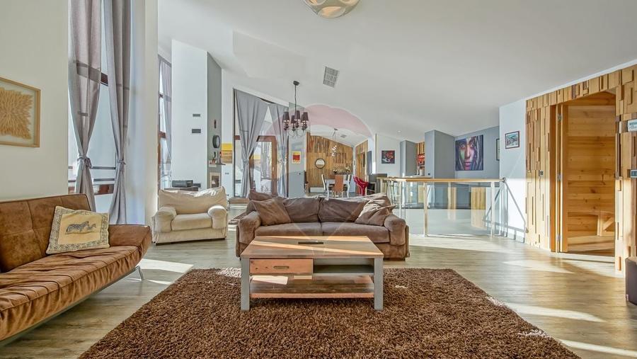 Apartament cu 4 camere semidecomandat, mobilat în Poiana Brașov