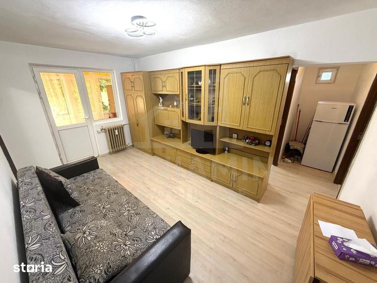 Apartament cu 3 camere semidecomandat în Craiovița Nouă