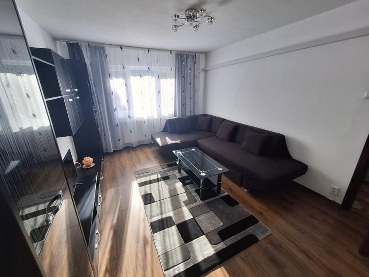 Apartament cu 3 camere semidecomandat în Dacia