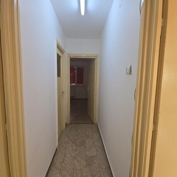 Apartament cu 3 camere semidecomandat în Crângași