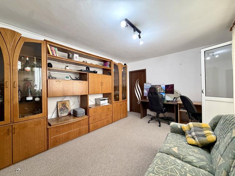 Apartament cu 3 camere semidecomandat, mobilat în Circumvalațiunii