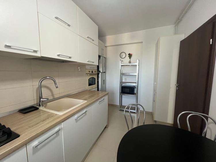 Apartament cu 3 camere semidecomandat în Giurgiului