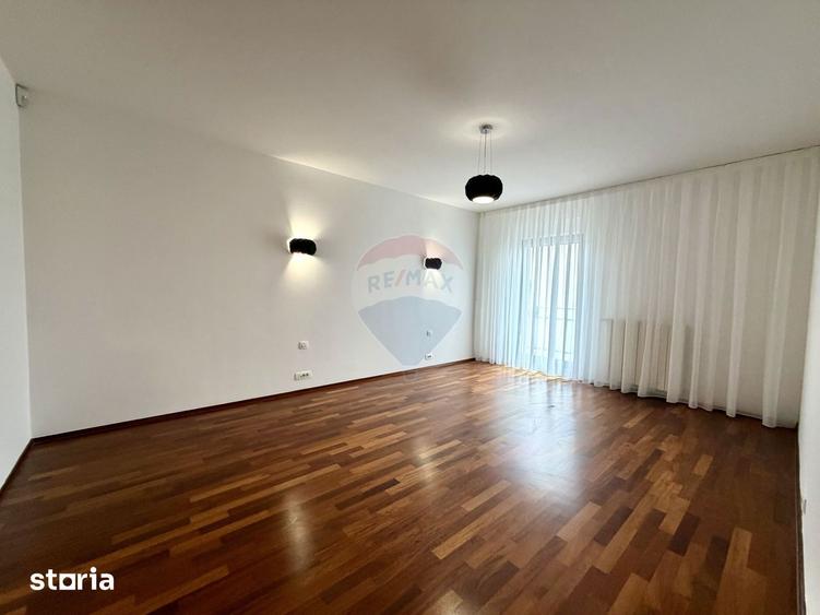 Apartament cu 4 camere semidecomandat, mobilat în Băneasa