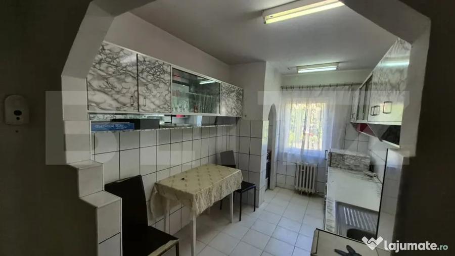 Apartament cu 4 camere semidecomandat în Micro 17