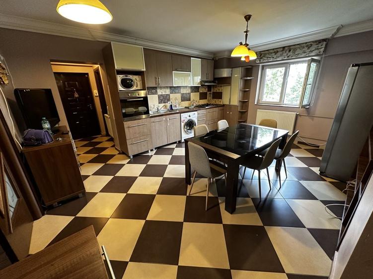 Apartament cu 3 camere decomandat în Virtuții