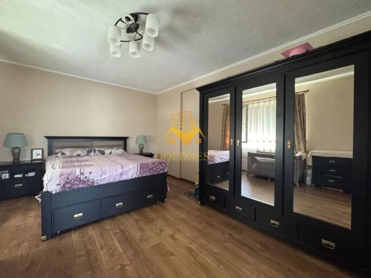 Apartament cu 3 camere semidecomandat, mobilat în Central