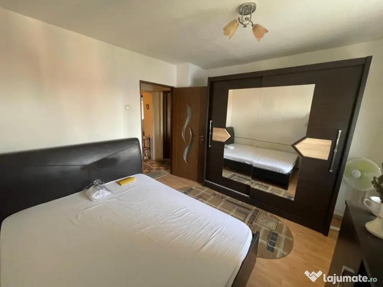 Apartament cu 3 camere decomandat în Sărari