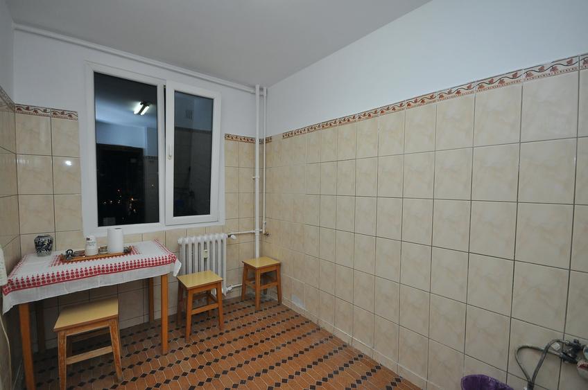 Apartament cu 3 camere decomandat în Drumul Taberei