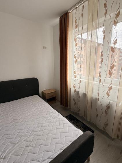 Garsonieră decomandată în Roșu
