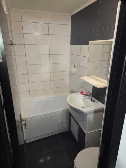 Apartament cu 3 camere semidecomandat în Micro 9