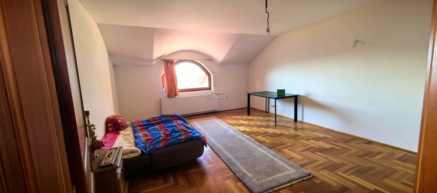 Casă individuală cu 8 camere cu Canalizare în Vest
