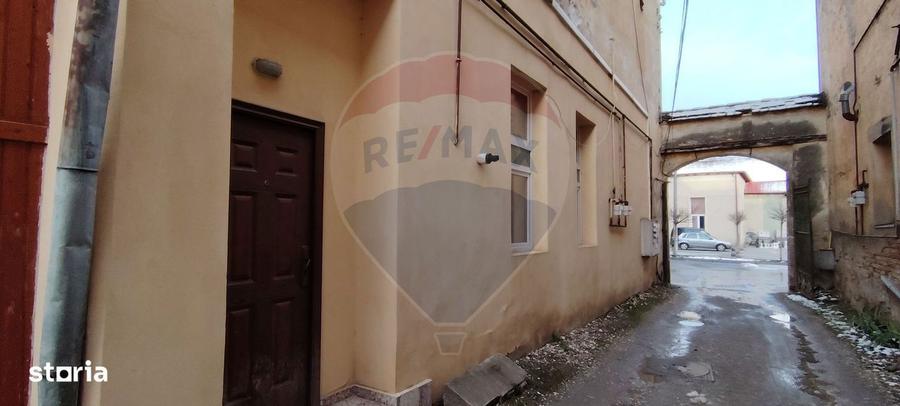 Apartament cu 4 camere, mobilat în Central