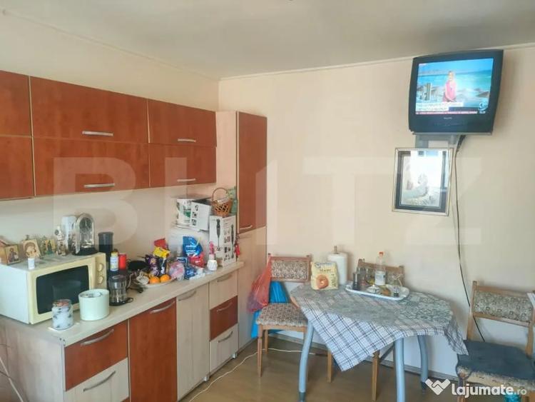 Apartament cu 3 camere decomandat, mobilat în Siret