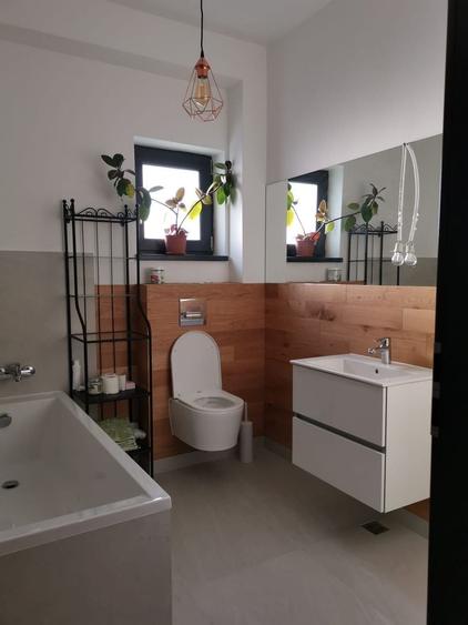 Casă individuală cu 8 camere cu Canalizare în Șelimbăr