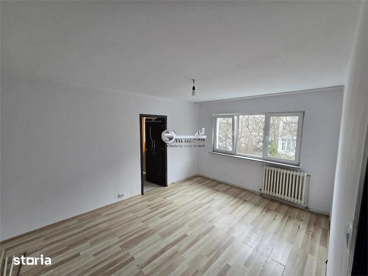 Apartament cu 3 camere semidecomandat în Mircea cel Bătrân