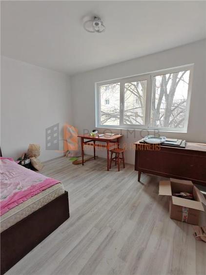 Apartament cu 3 camere semidecomandat, mobilat în Micro 3