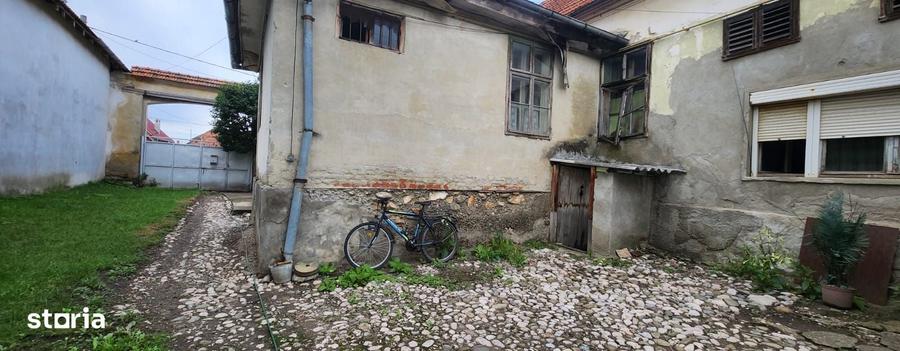 Casă cu 2 camere cu Teren 1819 Mp în Sânpetru