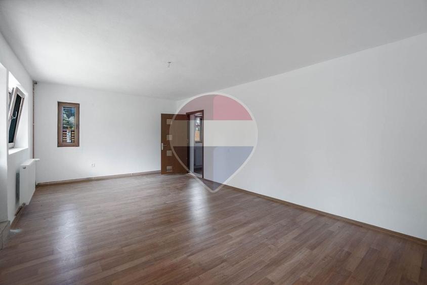 Duplex cu 8 camere cu Teren 304 Mp în Central