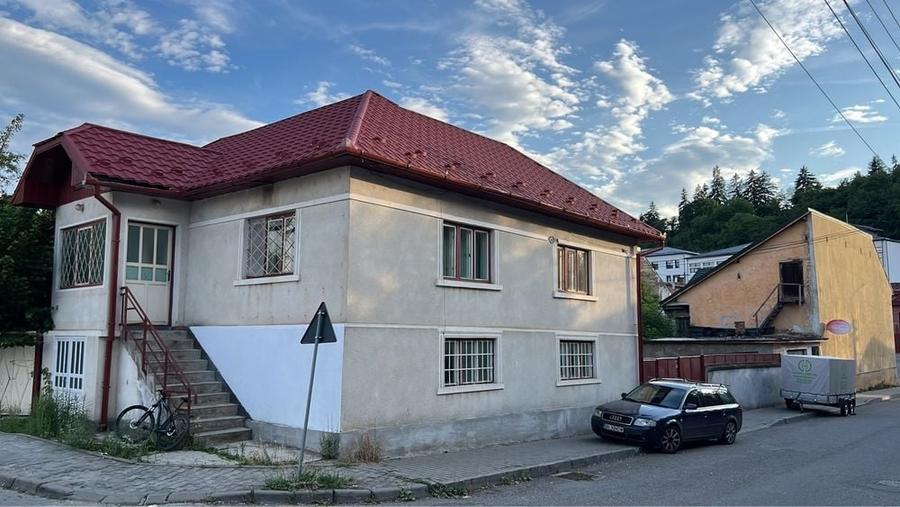 Casă cu 4 camere cu Teren 200 Mp în Central