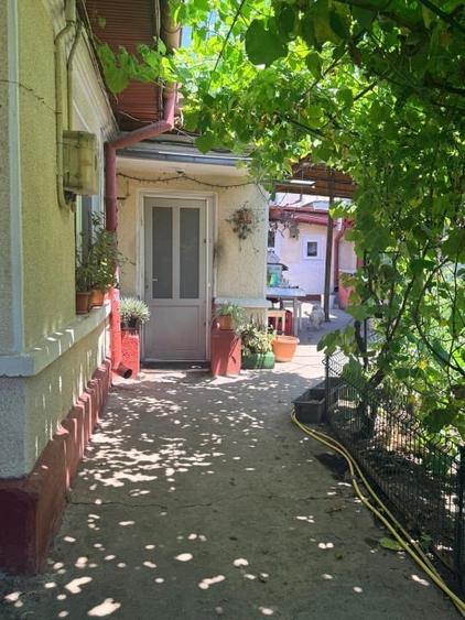 Casă individuală cu 4 camere cu Teren 207 Mp în Est