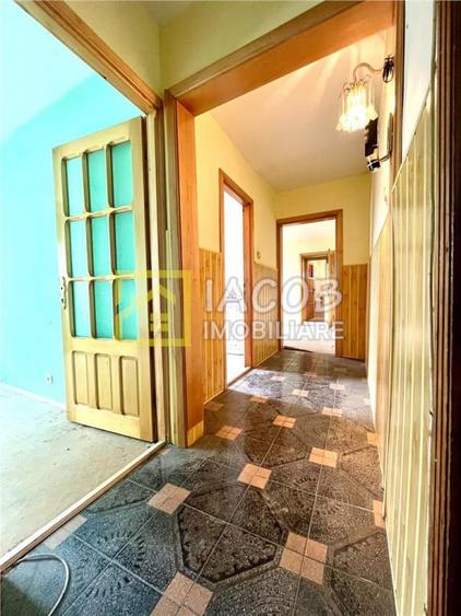 Apartament cu 3 camere semidecomandat în Central
