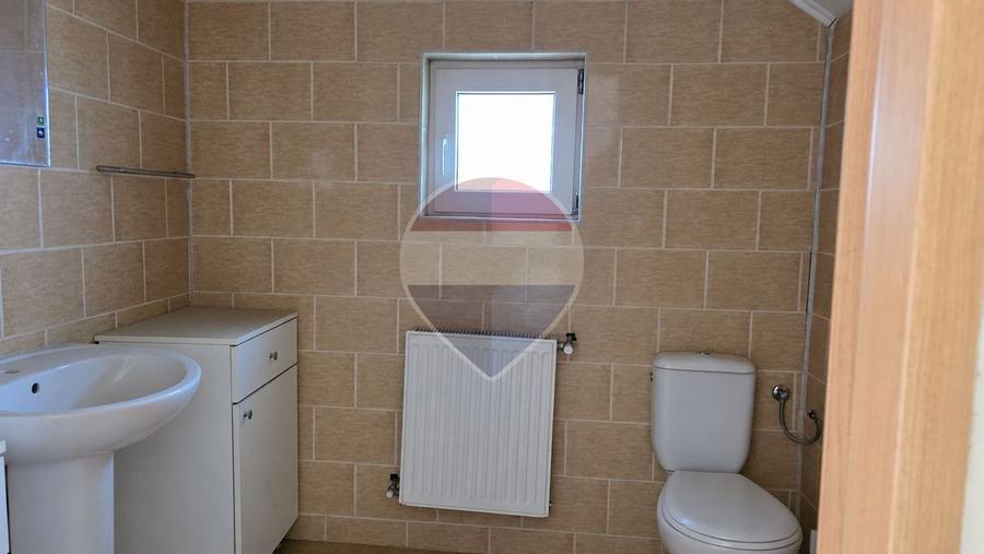Casă individuală cu 12 camere cu Teren 687 Mp în Izvoare