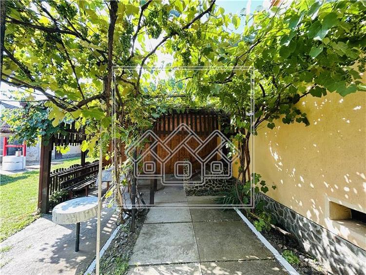 Casă individuală cu 4 camere cu Teren 1800 Mp în Roșia