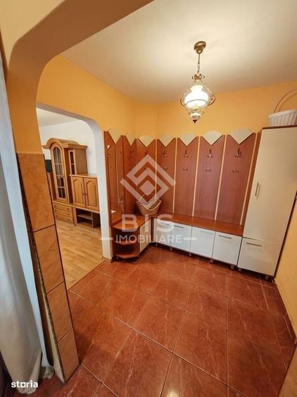 Apartament cu 4 camere decomandat în Central