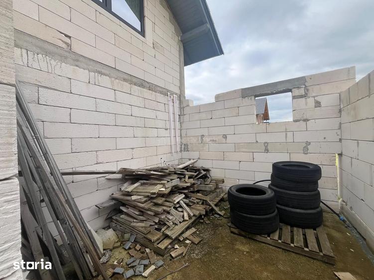 Casă cu 5 camere cu Teren 1414 Mp în Știuca