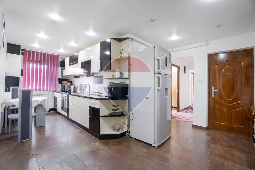 Apartament cu 3 camere decomandat, mobilat în Tractorul