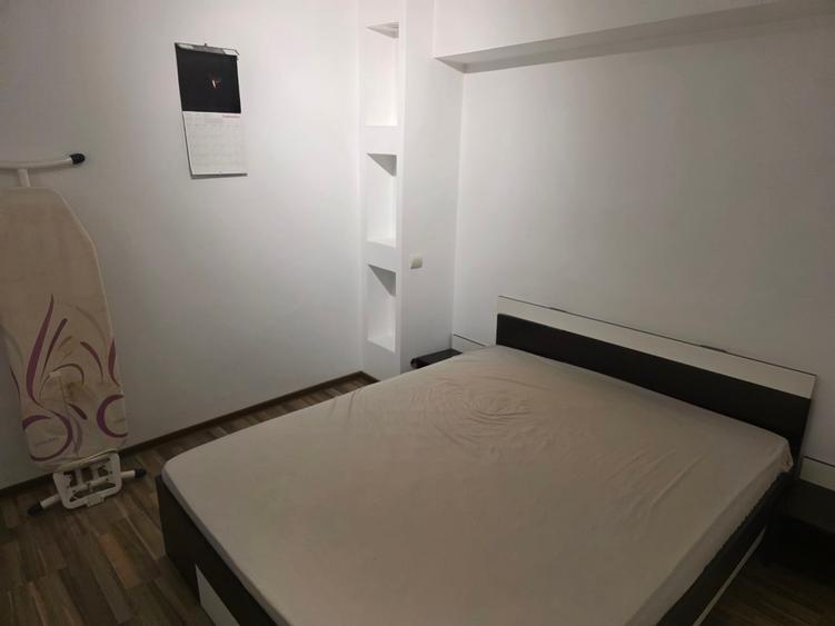 Apartament cu 3 camere semidecomandat în Berceni