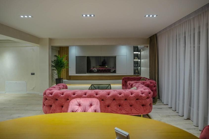 Apartament cu 3 camere decomandat în Exterior Vest