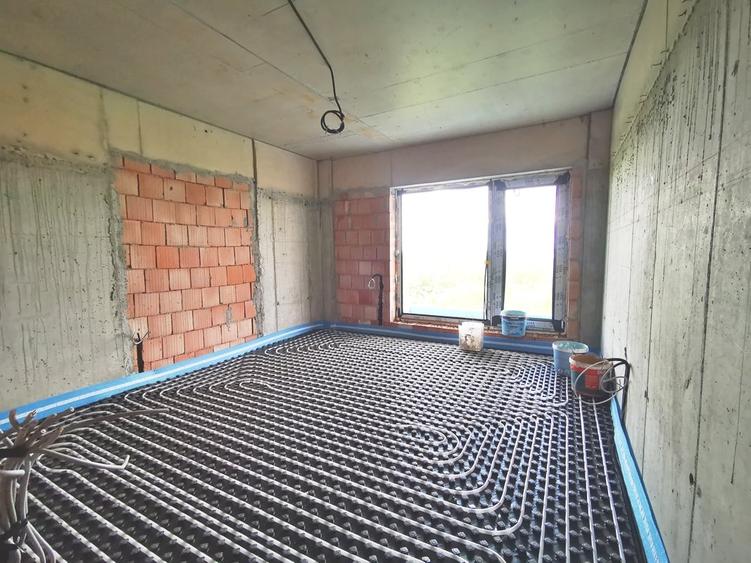Apartament cu 3 camere decomandat în Sisești