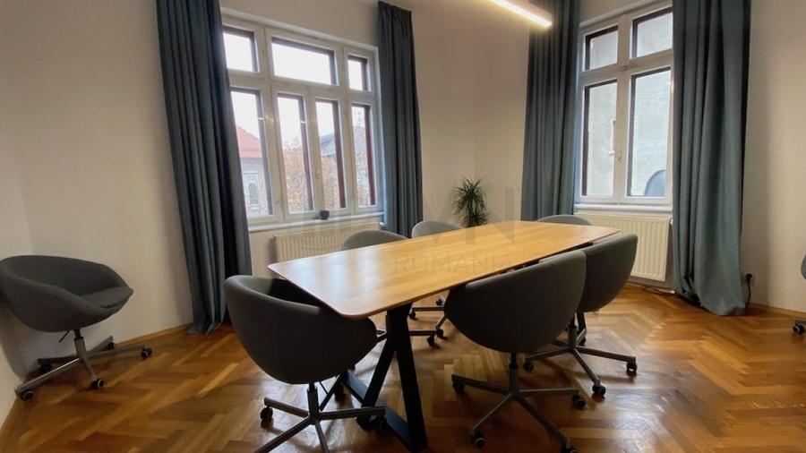 Apartament cu 7 camere semidecomandat, mobilat în Capitale