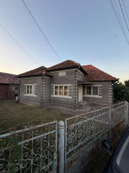 Casă cu 3 camere în Cetan