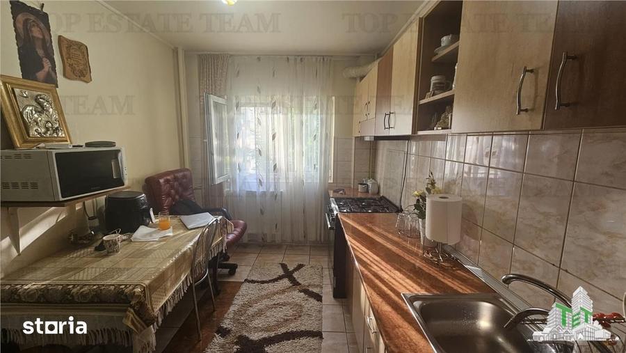 Apartament cu 4 camere semidecomandat în Crângași