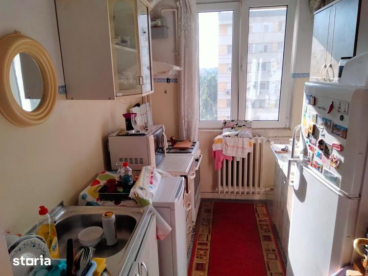 Apartament cu 3 camere semidecomandat în Tei