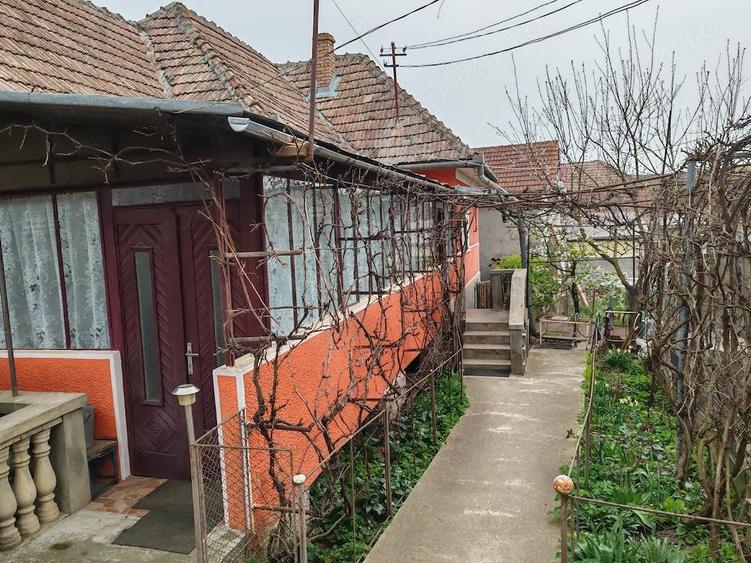 Casă cu 4 camere cu Teren 580 Mp în Central