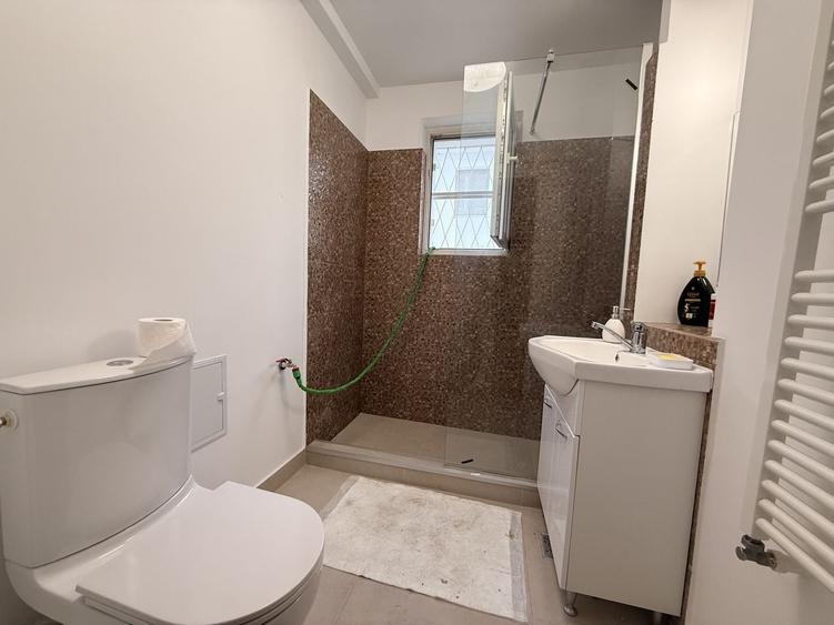 Apartament cu 4 camere semidecomandat în Primăverii