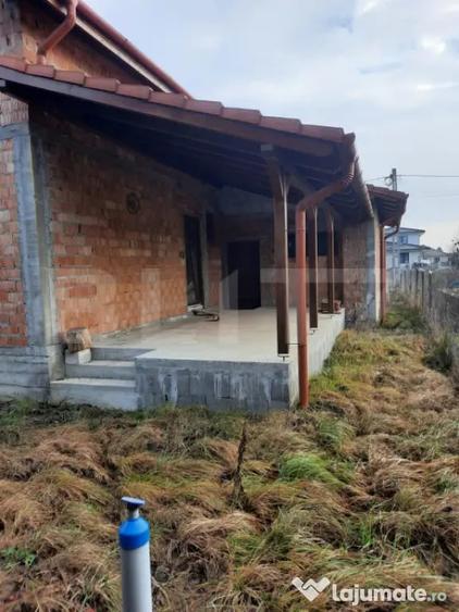 Casă cu 5 camere cu Teren 500 Mp în Păulești