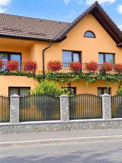 Casă individuală cu 4 camere cu Canalizare în Exterior Est