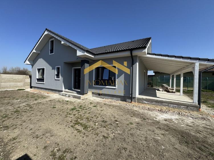 Casă individuală cu 4 camere cu Canalizare în Utvin