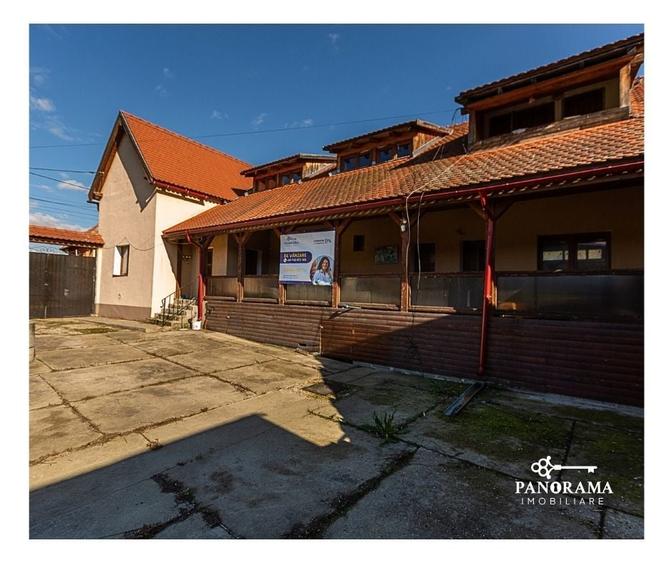 Casă individuală cu 8 camere cu Canalizare în Saschiz
