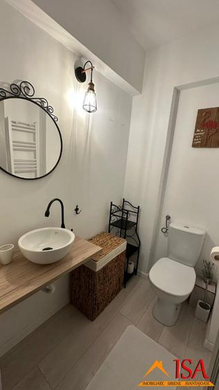 Apartament cu 3 camere decomandat, mobilat în Central
