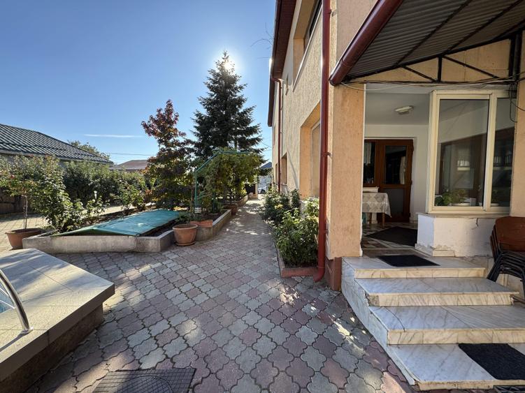 Casă cu 8 camere cu Teren 4057 Mp în Izvoru