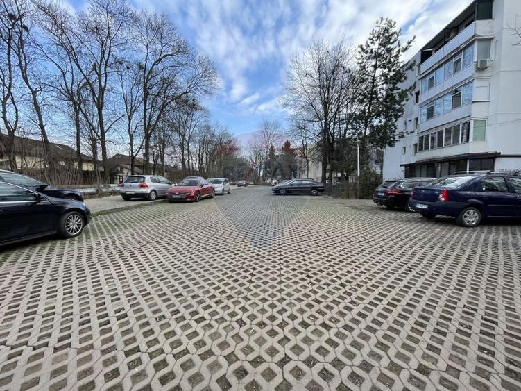 Apartament cu 3 camere semidecomandat în Nord