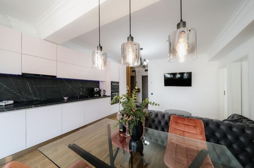 Apartament cu 3 camere decomandat în Central